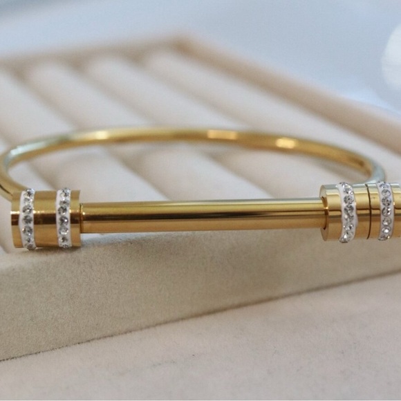 Jewelry - Elegant 18K Gold filled Horseshoe Bangle